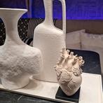 Kunststof beige hart vaasje op voet, Huis en Inrichting, Overige kleuren, Aardewerk of Porselein, Ophalen of Verzenden, Zo goed als nieuw