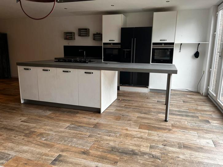 Nette witte houtlook keuken, Huis en Inrichting, Keuken | Complete keukens, Zo goed als nieuw, Overige typen, Wit, Composiet, Met kookeiland