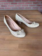 Beige leren pumps van Sacha maat 37, Kleding | Dames, Schoenen, Schoenen met lage hakken, Beige, Ophalen of Verzenden, Zo goed als nieuw