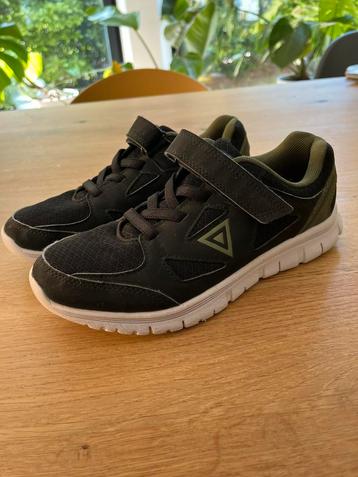 Osaga sportschoenen maat 37 beschikbaar voor biedingen