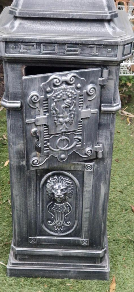 Mooie metalen kolom brievenbus  (brocante), Tuin en Terras, Brievenbussen, Gebruikt, Staande brievenbus, Aluminium, Ophalen of Verzenden