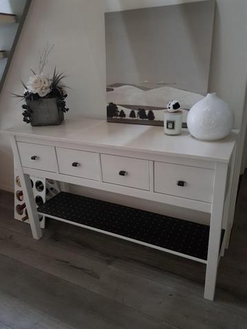 Sidetable beschikbaar voor biedingen