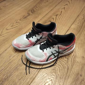 Asics indoorschoenen (maat 39) hand-/korfbal of hockey, gym beschikbaar voor biedingen
