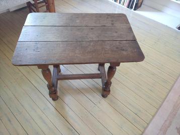 Antiek bijzet tafeltje beschikbaar voor biedingen