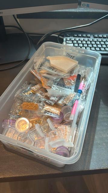 Bak met diverse diamond painting spullen beschikbaar voor biedingen