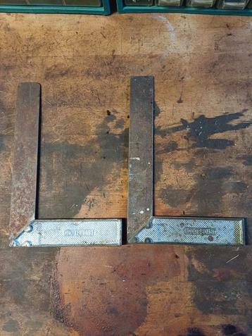 Twee oude winkelhaken Nooitgedagt  beschikbaar voor biedingen