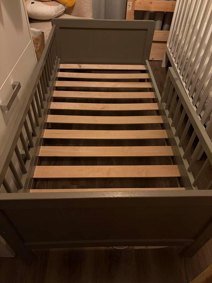 Petit Amelie peuterbed grijs + matras, Kinderen en Baby's, Kinderkamer | Bedden, Gebruikt, Minder dan 140 cm, 70 tot 85 cm, Lattenbodem