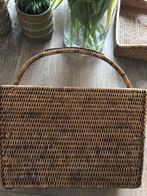 Birma rieten lektuurmand/kranten mand met hengsel, Huis en Inrichting, Woonaccessoires | Schalen en Manden, Ophalen, Zo goed als nieuw