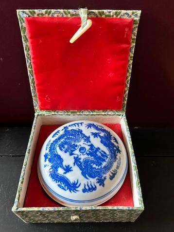 Chinese inktpot in doosje beschikbaar voor biedingen