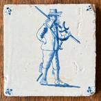 Antieke tegel met soldaat met hellebaard hellebaardier 17e E, Antiek en Kunst, Ophalen of Verzenden