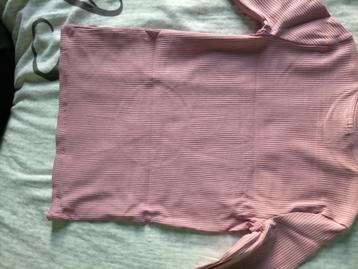 Kindershirt met ribbels.  Maat 134/140 beschikbaar voor biedingen