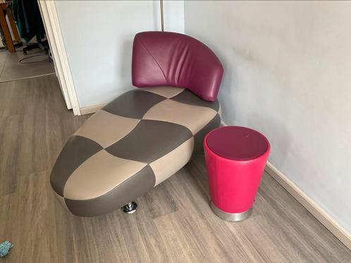 LEOLUX Kikko lounge designbank + bijbehorende bijzettafel, Huis en Inrichting, Banken | Sofa's en Chaises Longues, Zo goed als nieuw