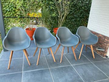 Te koop: 4 moderne donkergrijze tuinstoelen met houten poten beschikbaar voor biedingen