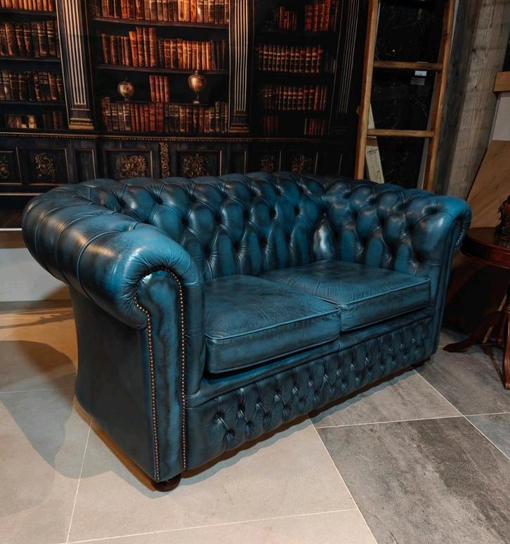 Bright Blue 2-zits Chesterfield bank, Huis en Inrichting, Banken | Bankstellen, Zo goed als nieuw, 75 tot 100 cm, Ophalen of Verzenden