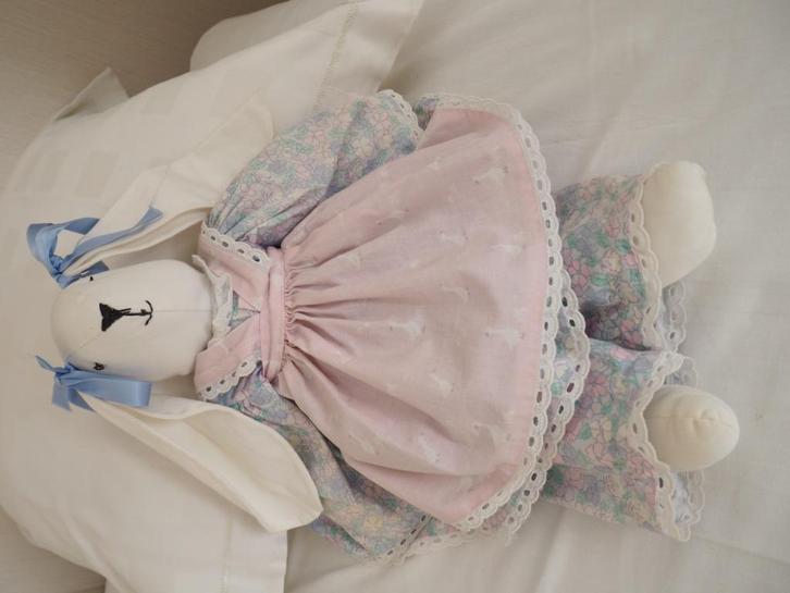 Haas van stof gemaakt, Verzamelen, Poppen, Zo goed als nieuw, Pop, Ophalen of Verzenden