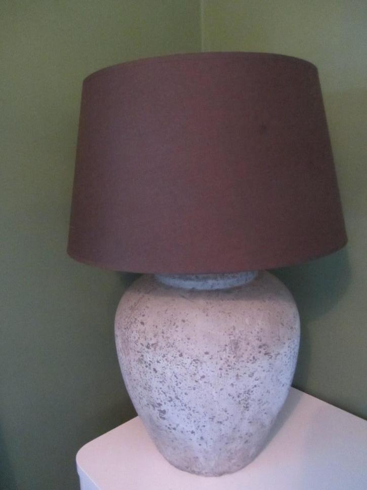 Grote lamp met bruine kap en grijze lampen poot, Huis en Inrichting, Lampen | Tafellampen, Zo goed als nieuw, Minder dan 50 cm