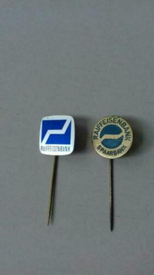 2x Raiffeisenbank Spaarbank Speldjes Blik Metaal, Verzamelen, Speldjes, Pins en Buttons, Gebruikt, Speldje of Pin, Overige onderwerpen
