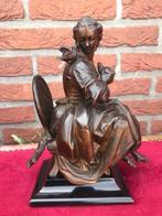 klassiek antiek beeld, edelvrouwe met duiven, Antiek en Kunst, Ophalen of Verzenden