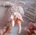 Prachtige brocante wattenpop Konijntje in krans Pasen, Diversen, Pasen, Ophalen of Verzenden