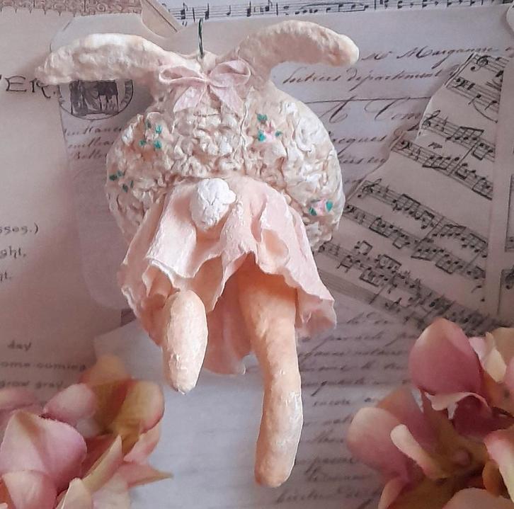 Prachtige brocante wattenpop Konijntje in krans Pasen, Diversen, Pasen, Ophalen of Verzenden