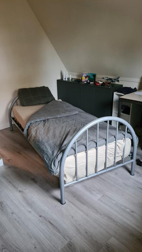 eenpersoonsbed (grijs metaal) incl matras, Huis en Inrichting, Slaapkamer | Bedden, Gebruikt, Eenpersoons, 90 cm, 200 cm, Metaal