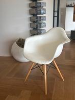 Witte replica design stoel met houten poten, Huis en Inrichting, Ophalen, Kunststof, Gebruikt, Wit