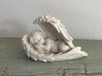 Klein wit miniatuur beeldje. Slapend kind in vleugels engel. beschikbaar voor biedingen