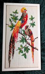 Vintage geborduurd schilderij met vogels (goudfazanten), Minder dan 50 cm, Gebruikt, Ophalen of Verzenden, Schilderij