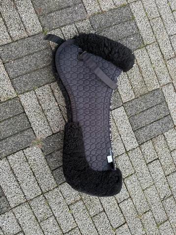 Verschillende zadelonderleggers (Mattes, LeMieux) beschikbaar voor biedingen