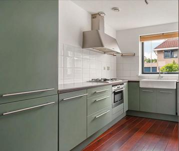 Groene hoekkeuken met inbouwapparatuur