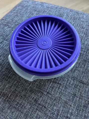 Tupperware schaaltje met paars deksel beschikbaar voor biedingen