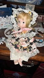 Popje zit speeldoos in, Antiek en Kunst, Curiosa en Brocante, Ophalen of Verzenden