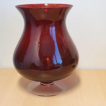 Vaas rood glas  beschikbaar voor biedingen