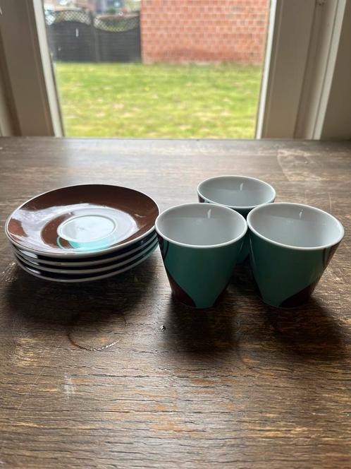 Retro koffieset - 3 kopjes en 4 schoteltjes, Huis en Inrichting, Keuken | Servies, Zo goed als nieuw, Kop(pen) en/of Schotel(s)