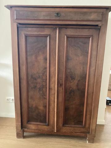 Zogenaamd “meidenkastje” goede staat beschikbaar voor biedingen