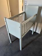 Mooi baby ledikant - licht grijs, Kinderen en Baby's, Babywiegjes en Ledikanten, Ophalen, Zo goed als nieuw, Ledikant
