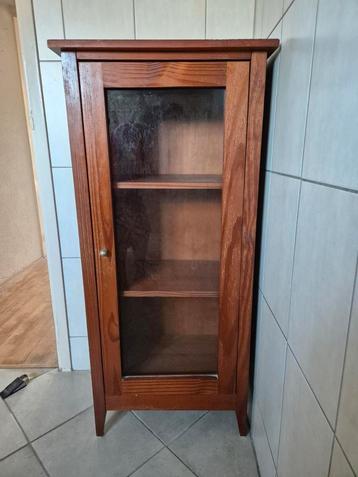 Houten kast met glazen deur beschikbaar voor biedingen