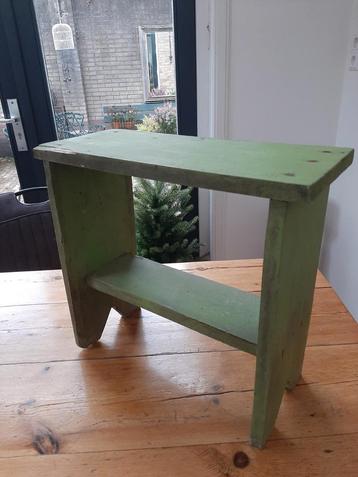 Antiek Frans bankje in de originele kleur beschikbaar voor biedingen