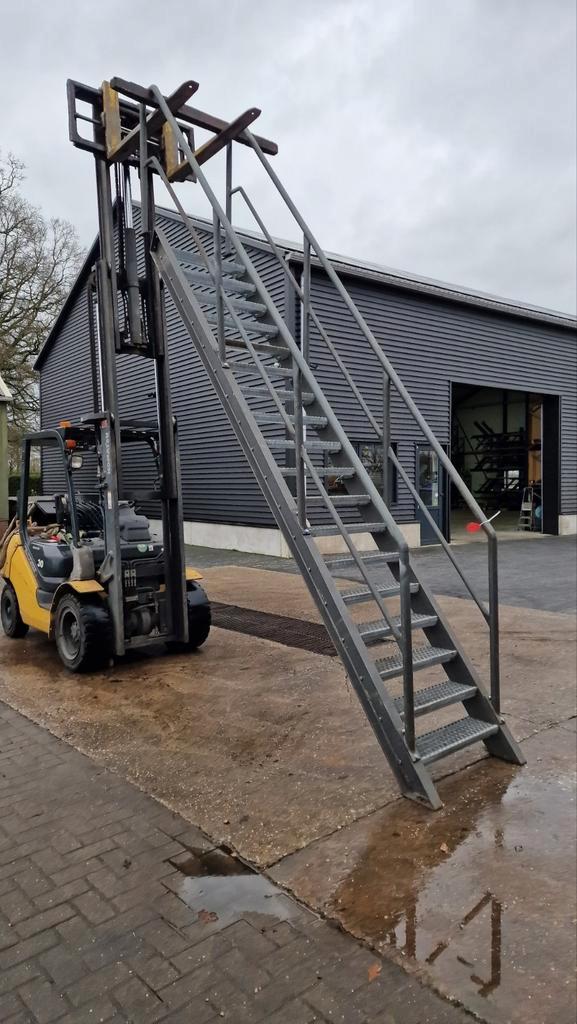 Stalen trap grijs. Hoog 3,5 mtr. Nor184, Doe-het-zelf en Verbouw, Ladders en Trappen, Zo goed als nieuw, 2 tot 4 meter, Ophalen of Verzenden