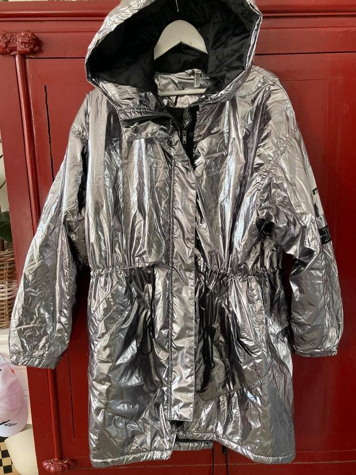 Zilverkleurige winddicht jack jas knielang mt M/L Divided, Kleding | Dames, Jassen | Winter, Nieuw, Ophalen of Verzenden