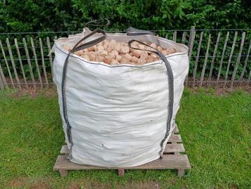 Haardhout! Geperste houtbriketten beschikbaar voor biedingen