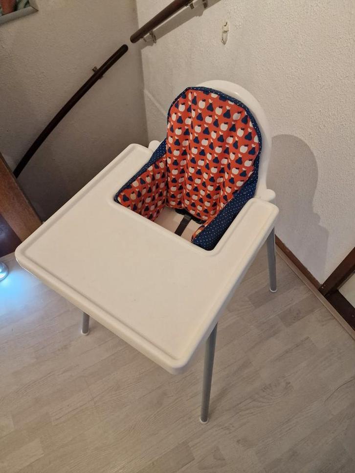 Ikea kinderstoel met veiligheidsriem en verkleiner, Kinderen en Baby's, Kinderstoelen, Gebruikt, Overige typen, Gordel(s), Stoelverkleiner