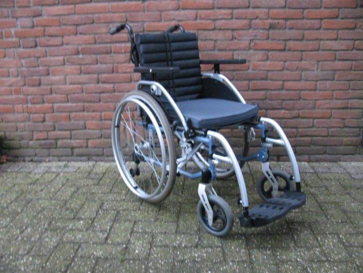 Excel rolstoel 39cm met massieve banden en rug stabilisatie, Diversen, Rolstoelen, Zo goed als nieuw, Duwrolstoel, Inklapbaar