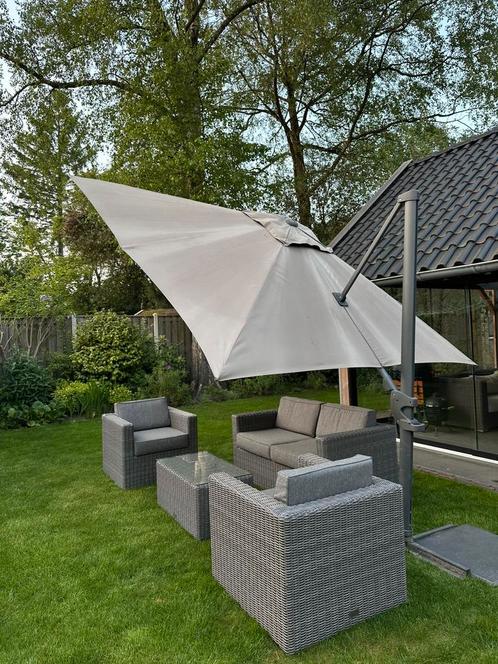 Zweefparasol Madison (parasol in kleur grijs), Tuin en Terras, Parasols, Gebruikt, Zweefparasol, 3 tot 4 meter, Kantelbaar, Verstelbaar