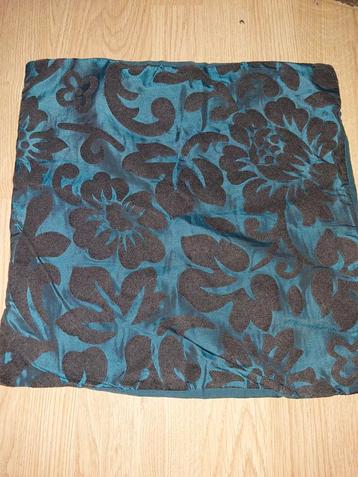 Blauw sierkussen met bloemmotief beschikbaar voor biedingen