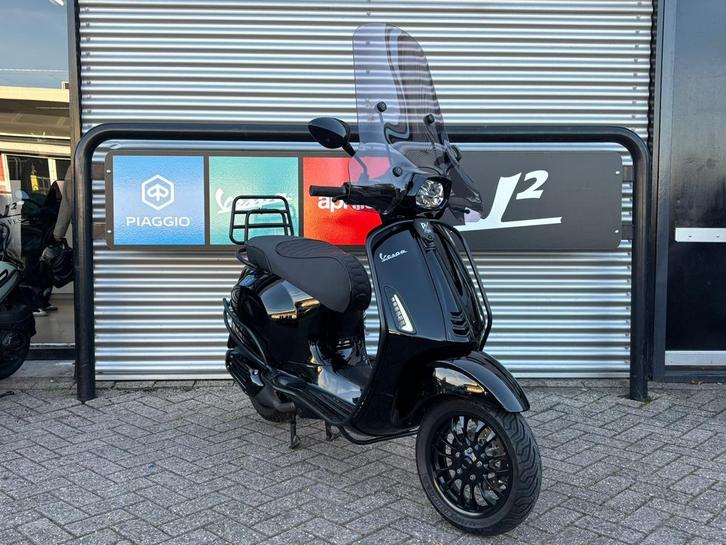 Vespa Sprint | Black on Black | Brom | 2022 | 2411 km, Fietsen en Brommers, Scooters | Piaggio, Zo goed als nieuw, Overige modellen