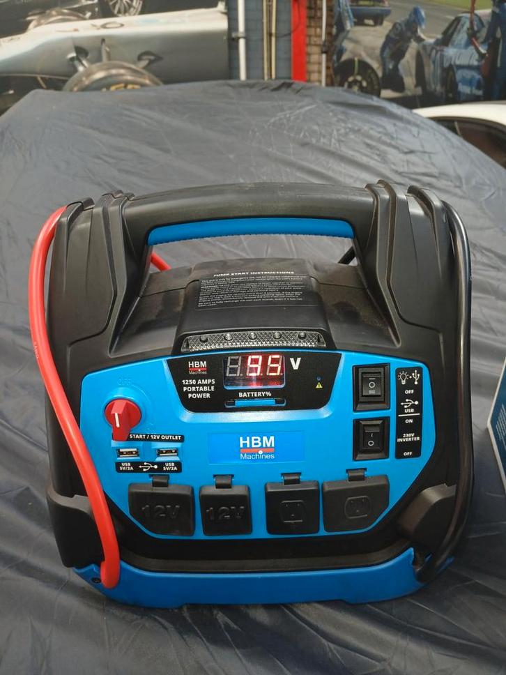 Auto jumpstarter 12V 22 AH 230 v aansluiting bandenpomp., Auto diversen, Jumpstarters, Zo goed als nieuw, Ophalen