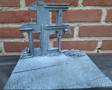 Dioramabase, straat met 2 beschadigde huisdelen -resin 1/35 beschikbaar voor biedingen