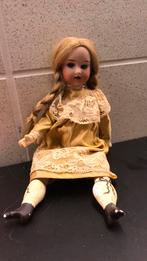 Kleine vintage pop met gouden jurk, Verzamelen, Poppen, ., Ophalen of Verzenden, Zo goed als nieuw, .