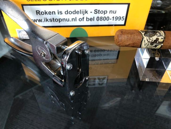 EWEE SIGARENKNIPPER gemaakt in SPANJE EN IDEAAL VOOR VAKMAN, Verzamelen, Rookartikelen, Aanstekers en Luciferdoosjes, Zo goed als nieuw